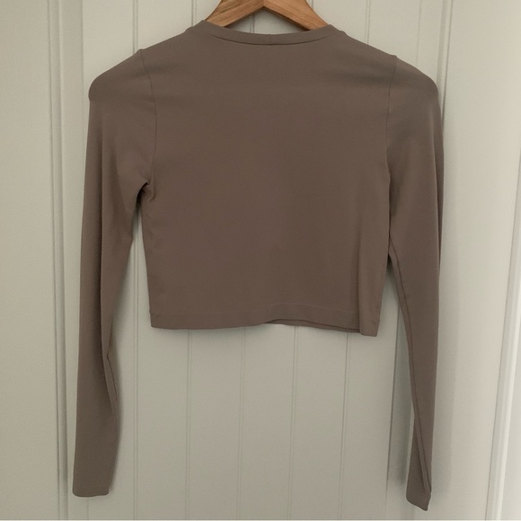 B. DY Garage cobblestone beige fitted Crop long sleeve, medium - Picture 3 of 4